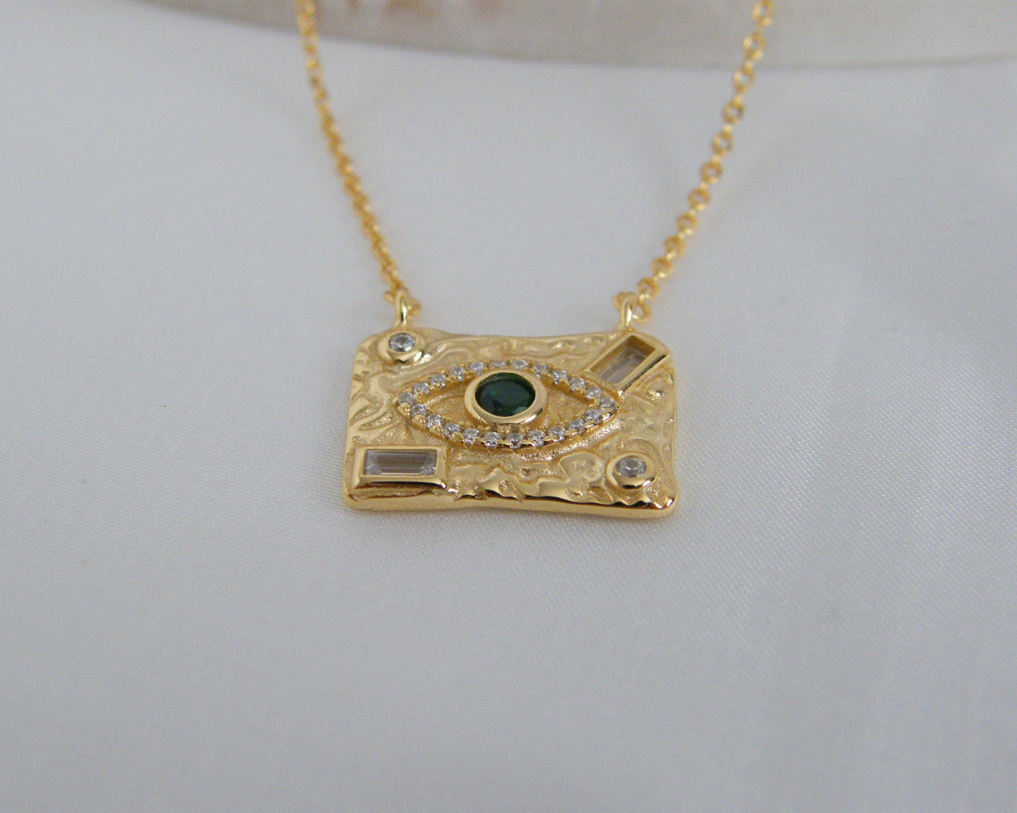 The Enchanté Pendant Necklace