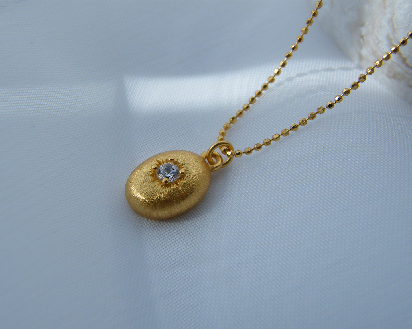 Elara Oval Necklace