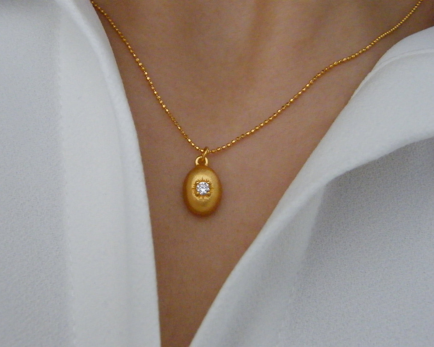 Elara Oval Necklace