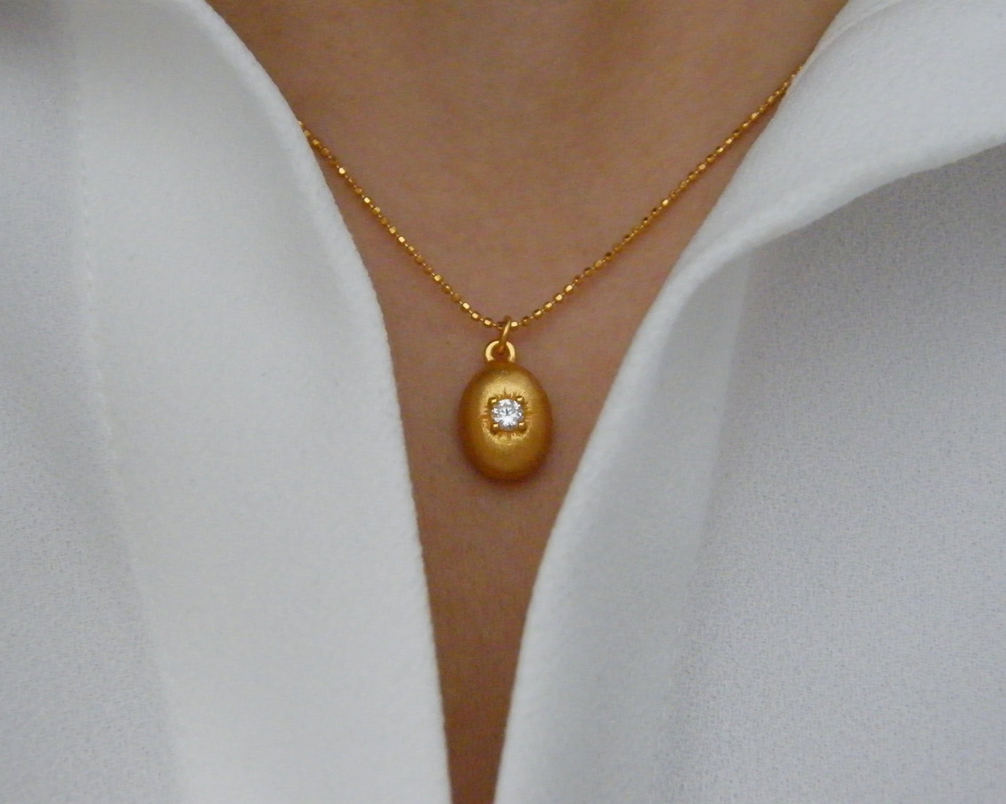 Elara Oval Necklace